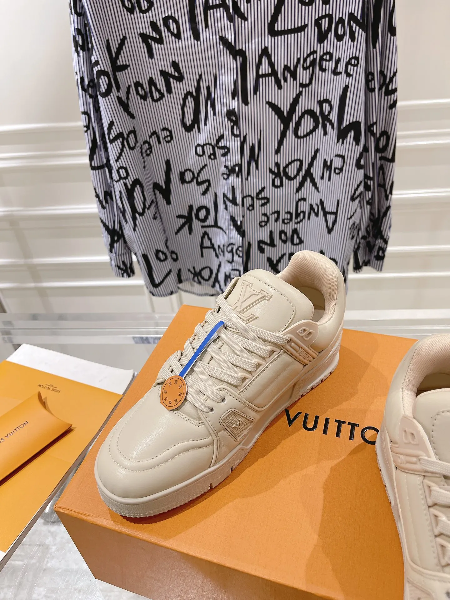 👟👟Ex-factory price 840👟👟 Top version #couple style 2024 hot LV 𝘁𝗿𝗮𝗶𝗻𝗲𝗿 series of the latest couple style sneakers, the quality has been upgraded again, the details are awesome, it just doesn’t look too good! The model was sold out immediately within ten minutes of the official website going on sale. TPU outsole, mold fee is 2w+. The texture is comparable to the original version. The feet are made of polymeter micro-material and breathable British mesh. The details are the same as the original version. Please pay attention to distinguish the currency materials on the market. Size: Female 35-39, Male 39-45M